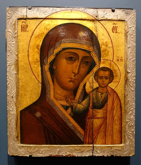 Список Казанской иконы XVIII века: Богородица по плечи, рядом с Ней стоящий Младенец Христос, благословляющий правой рукой.